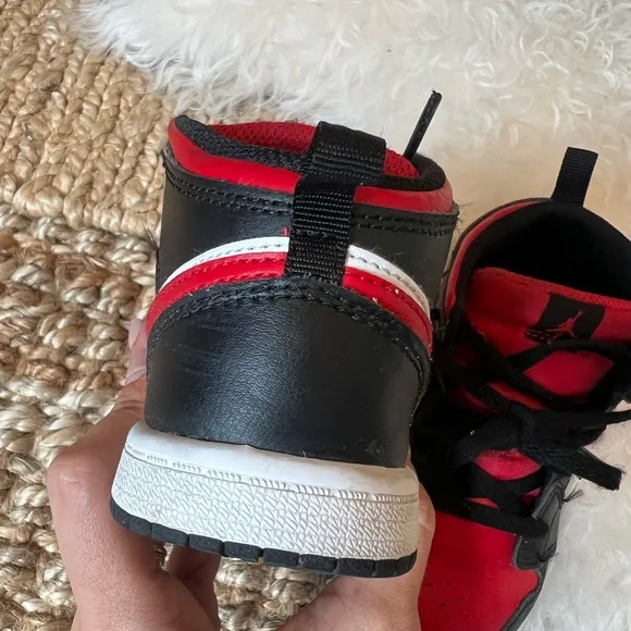 KIDS BLACK AND RED RETRO JORDAN 1  MID SIZE 10C. USED IN GOOD CONDITION.