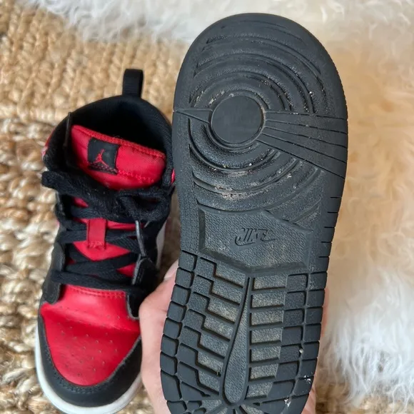 KIDS BLACK AND RED RETRO JORDAN 1  MID SIZE 10C. USED IN GOOD CONDITION.