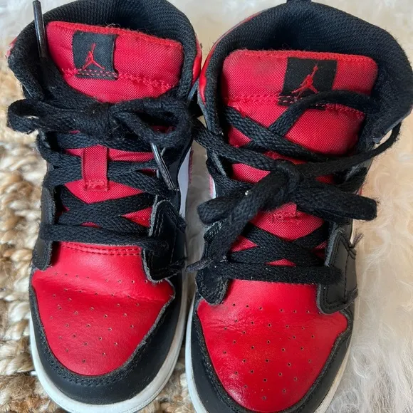 KIDS BLACK AND RED RETRO JORDAN 1  MID SIZE 10C. USED IN GOOD CONDITION.