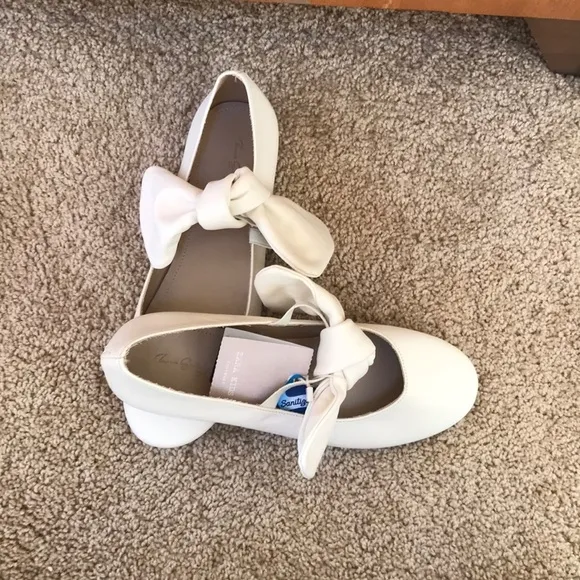 NWT! Zara girls size 37/4.5, flats with bow .