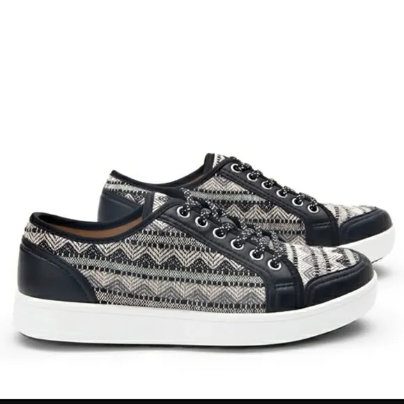 Racq Alegria Sneaq Sari Boho Tech Q-Chip Pedometer Canvas Walking Sneaker 38