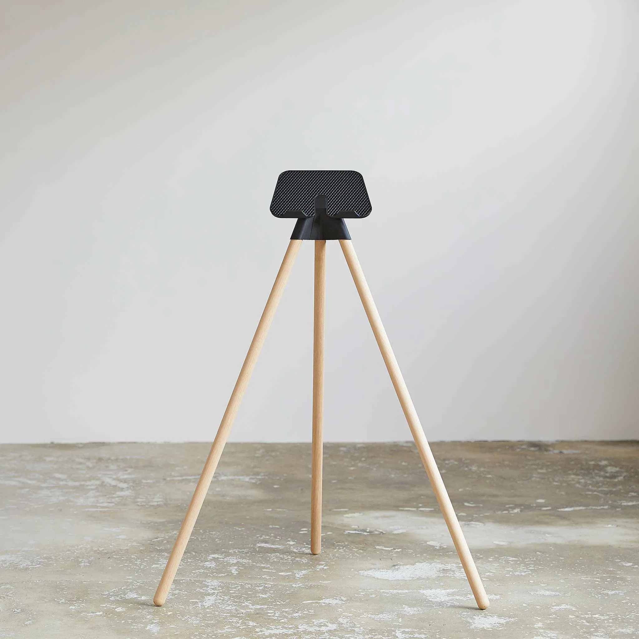 Tons iPad Stand - Natural Oak & Smartphone Holder