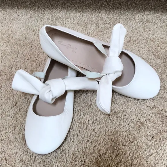 Zara size 33, USA size 1.5 ivory  bow tie flats