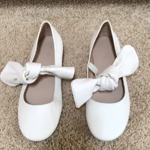 Zara size 33, USA size 1.5 ivory  bow tie flats